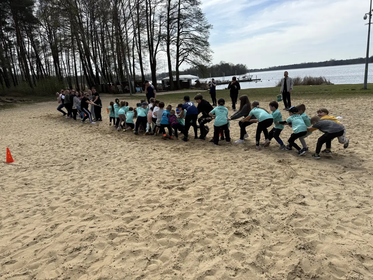 Przeciąganie liny na plaży podczas gry terenowej Akademii Ferajna z Podwórka