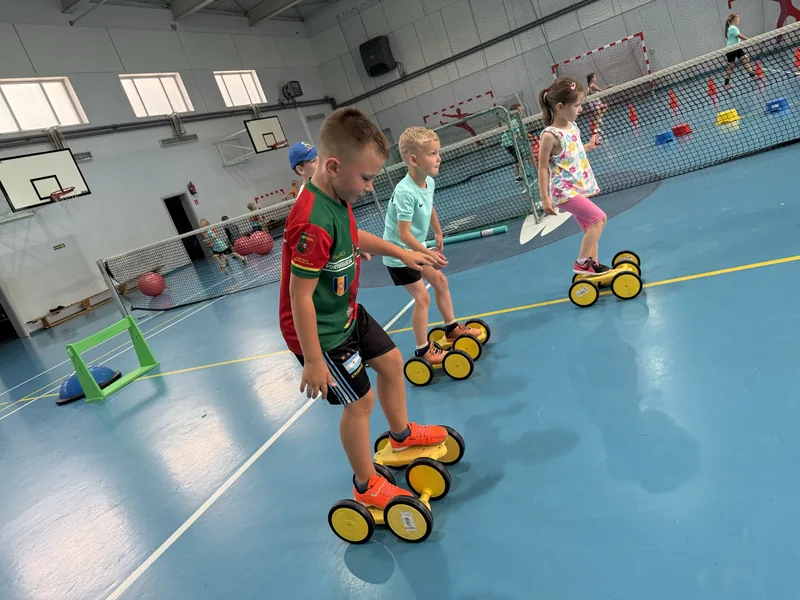 Trener Ferajny prowadzi zajęcia z grupą dzieci