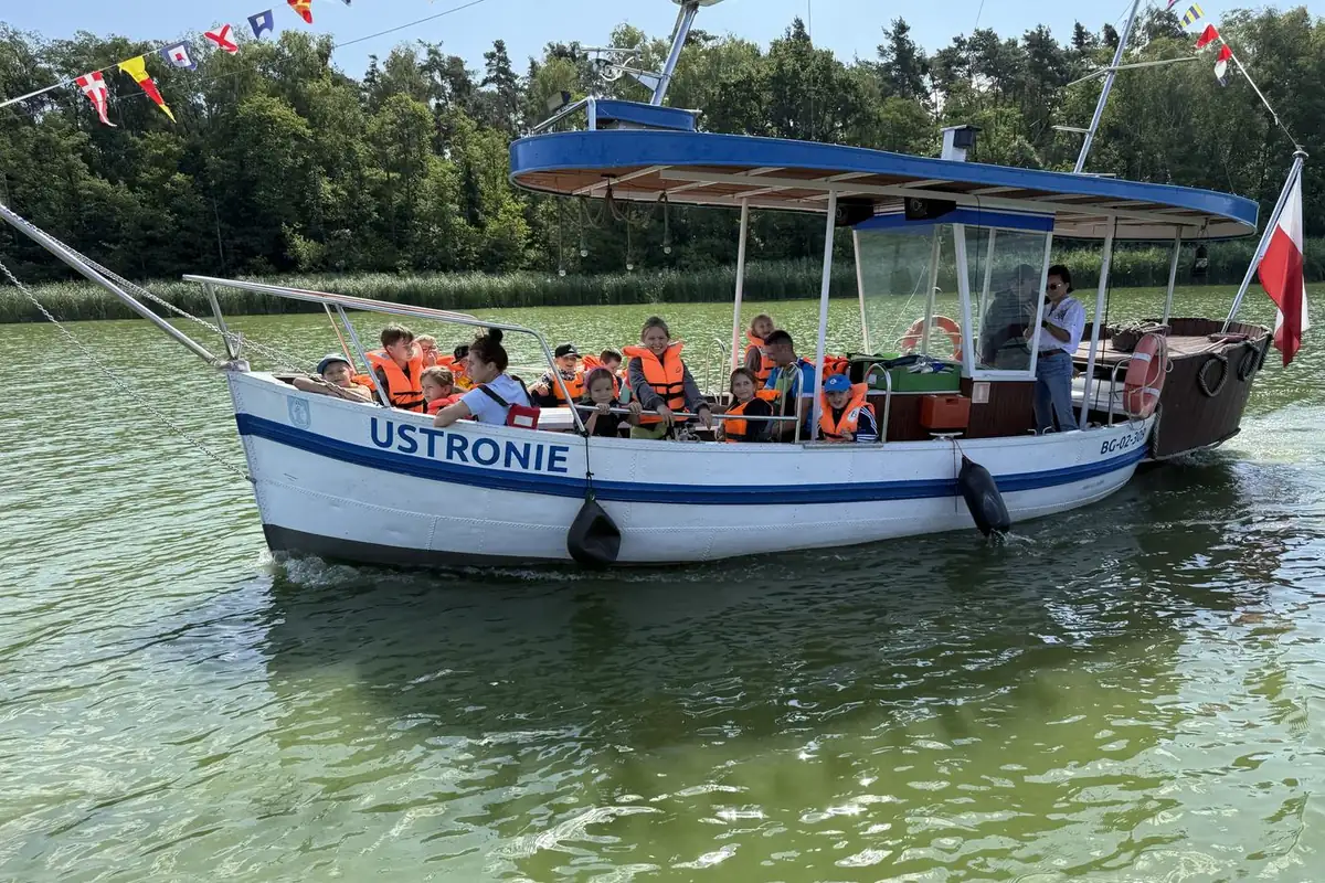 Dzieci na statku Ustronie podczas rejsu po jeziorze, Ferajna Camp 2025