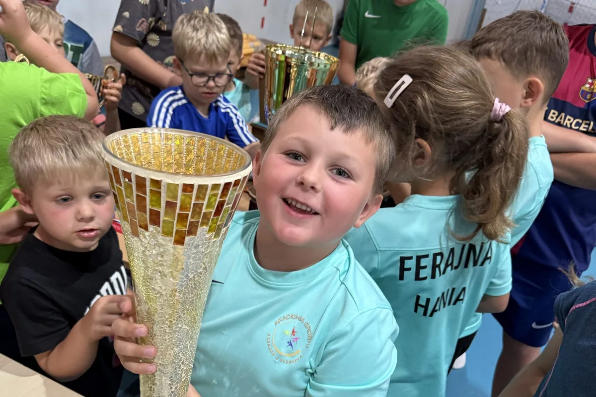 Uśmiechnięty chłopiec z pucharem podczas półkolonii Ferajna Camp 2025