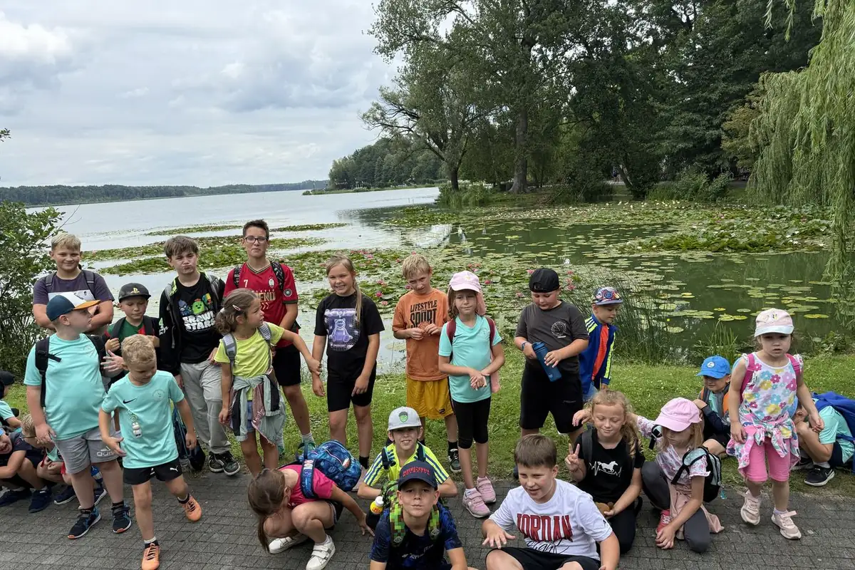 Uczestnicy półkolonii Ferajna Camp 2025 nad jeziorem w Wolsztynie