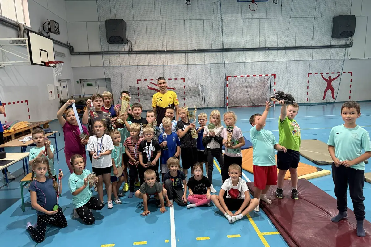 Wszyscy uczestnicy Ferajna Camp 2025 z pucharami na zakończenie turnusu
