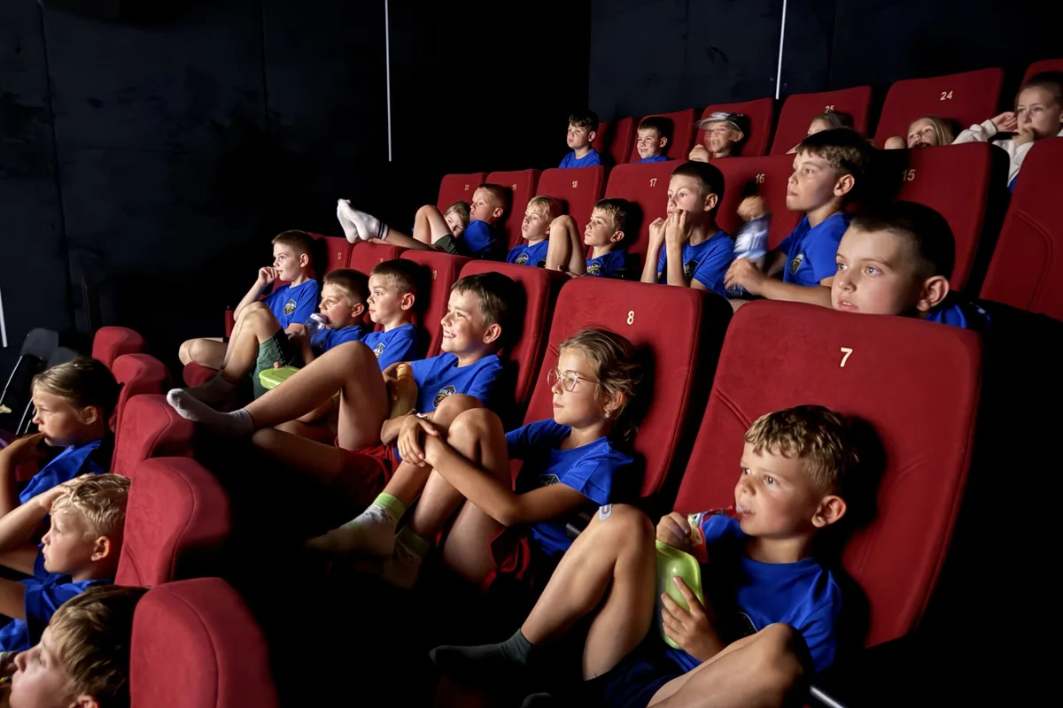 Dzieci oglądają film w kinie podczas półkolonii Ferajna Camp 2026