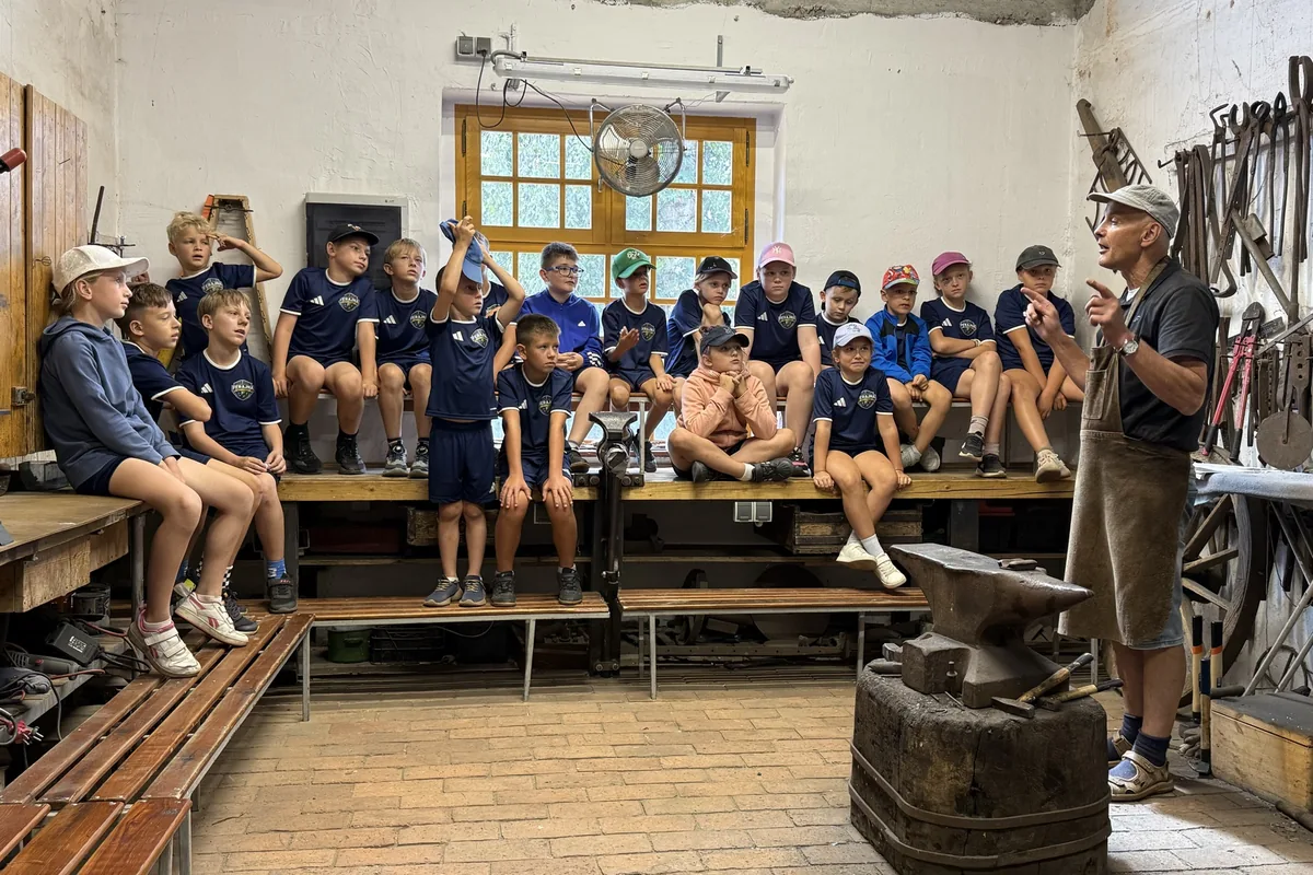 Dzieci w kuźni podczas wizyty w agroturystyce u Kowala w Kluczewie, Ferajna Camp 2026