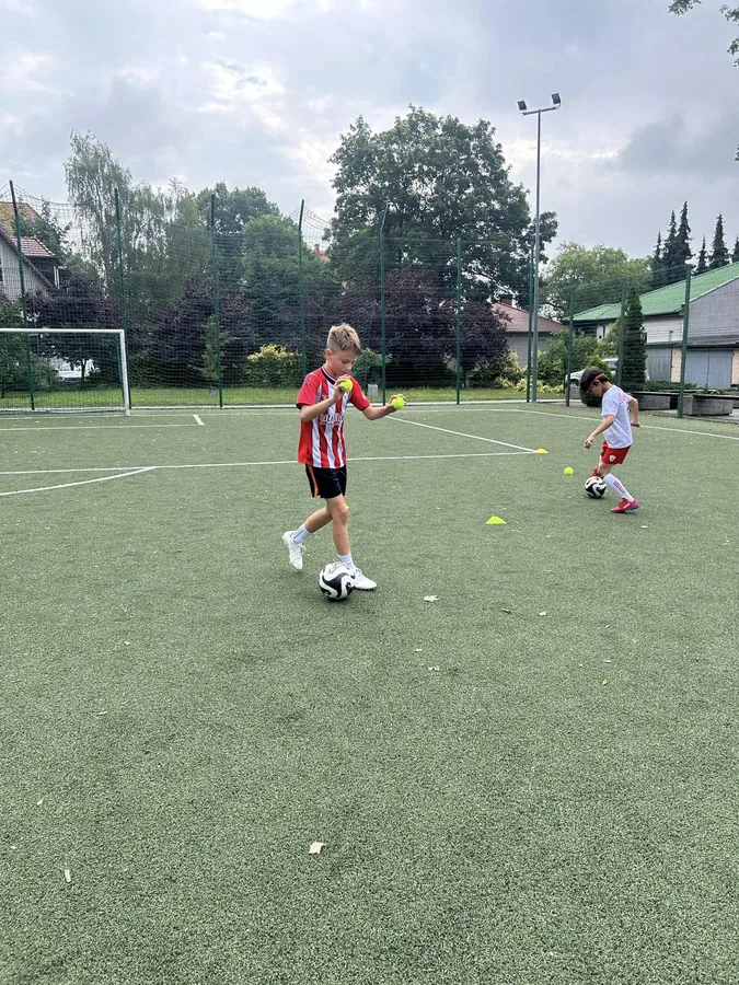 Dwaj zawodnicy rywalizują o piłkę w grze jeden na jeden
